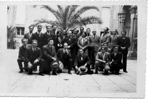 Fotografia d'homenatge a Carles Salvador, als nou dies de les Normes i amb la participació de signataris. Institut Francesc Ribalta, Castelló, 30 de desembre de 1932.